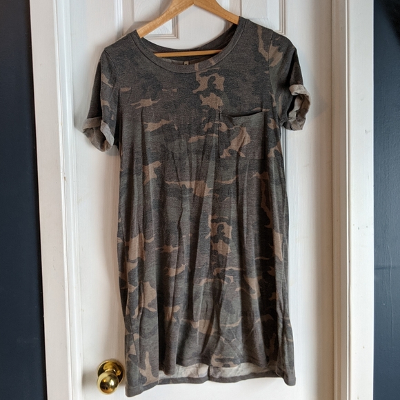FREE with purchase over $30 🤩Camo t-shirt dress - Picture 1 of 4